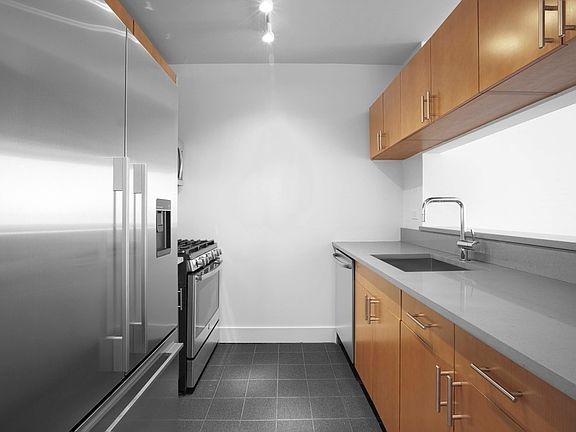 4th image of 420 W 42nd St APT 28E
