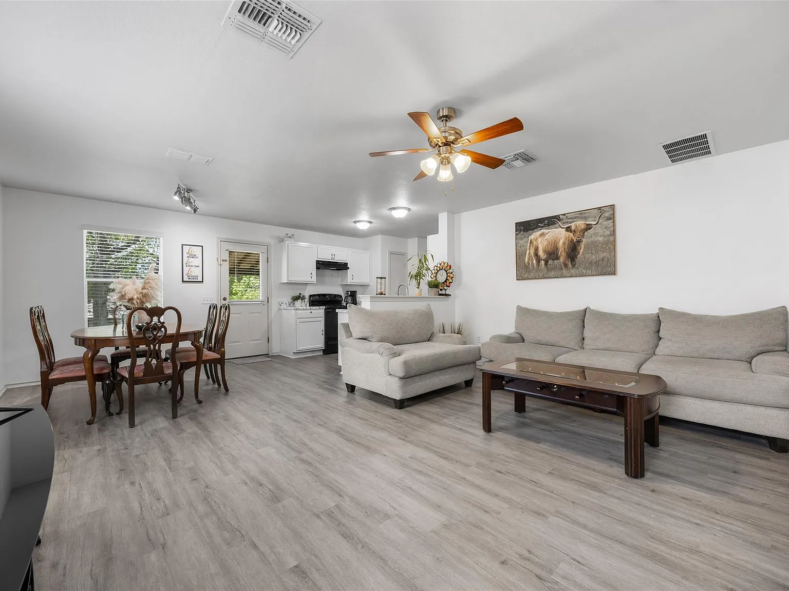 3 bed, 2.5 bath, 1418 sqft, $2,300 — Photo 3