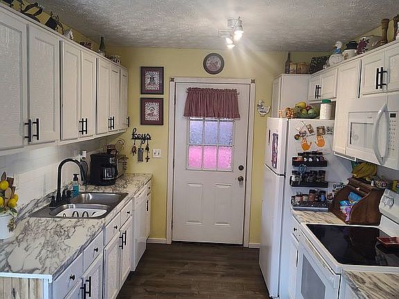 3rd image of 843 Watershed Rd