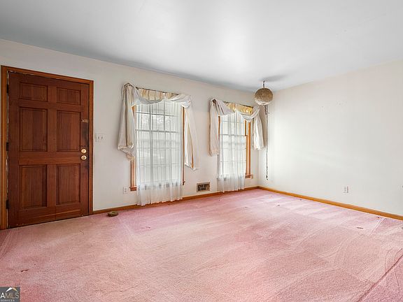 5th image of 111 Irvin St