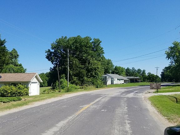 4th image of 703 S Monticello Rd