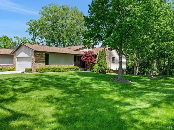 4580 Laurel Club Cir, West Bloomfield, MI 48323