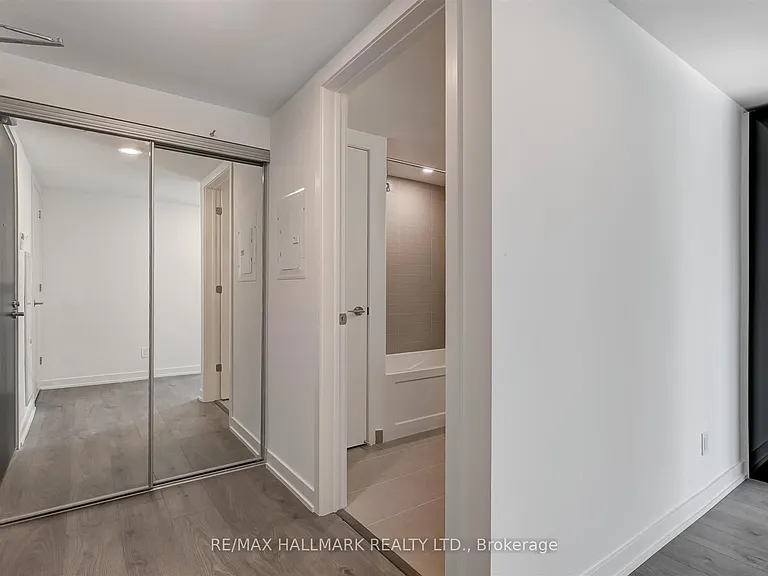 501 Yonge St #5212 — Photo 11