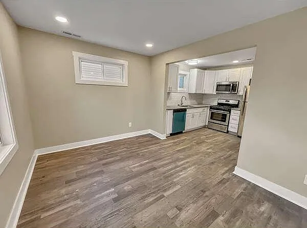 915 E Barrett Ave — Photo 2