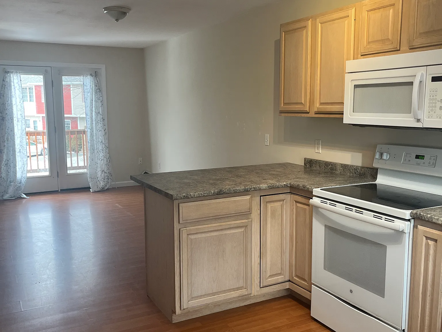 3 bed, 1.5 bath, 1258 sqft, $1,900 — Photo 2