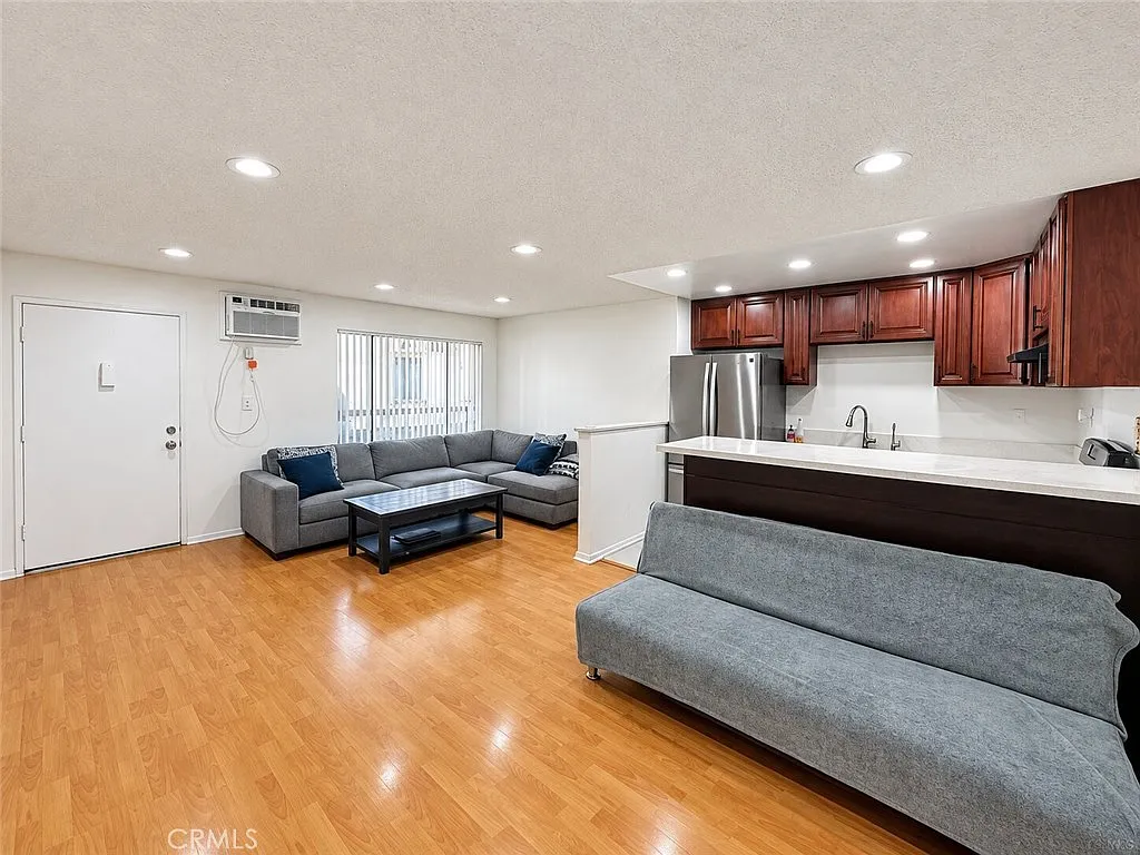 801 E Chestnut St — Photo 3