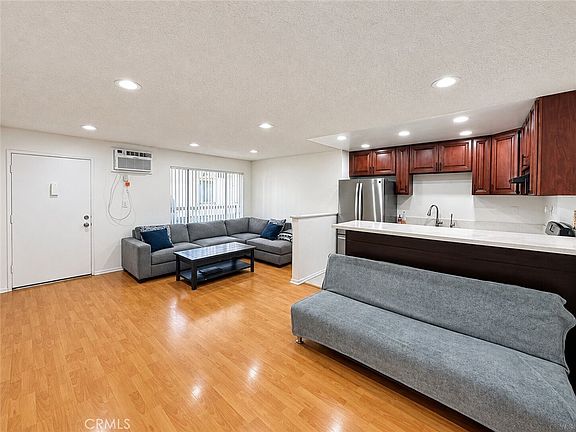 3rd image of 801 E Chestnut St APT 2