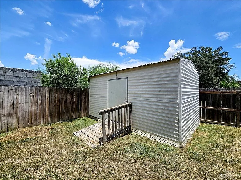 2208 Robin Ave W — Photo 27