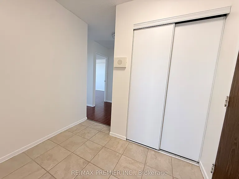 15 Kensington Rd #1011 — Photo 10