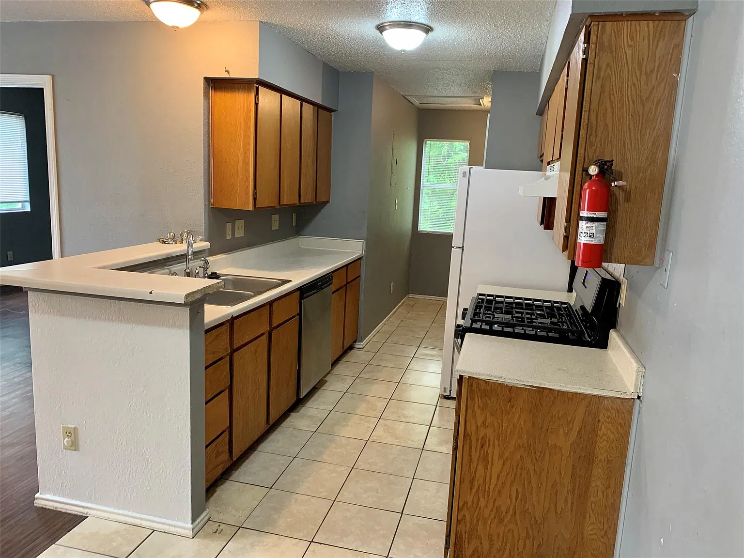 3 bed, 2.0 bath, 1914 sqft, $1,400 — Photo 3
