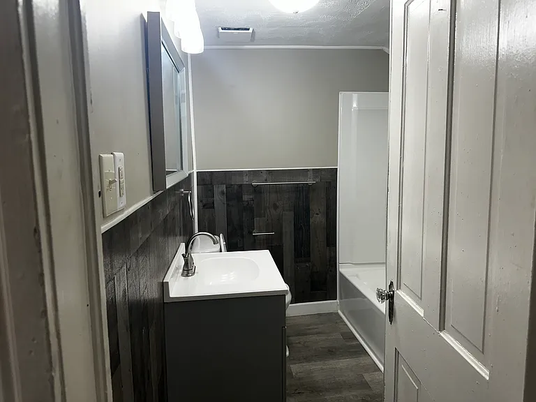2436 Wallace Ave #B — Photo 9