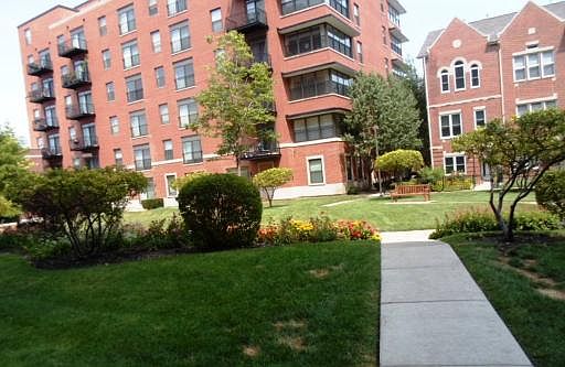 2nd image of 1000 E 53rd St Unit 623S