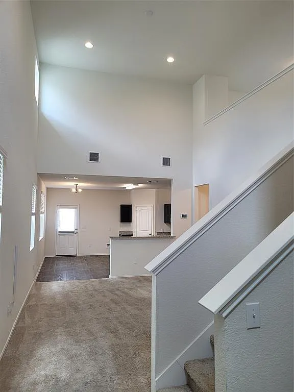 3 bed, 2.5 bath, 1835 sqft, $1,945 — Photo 3