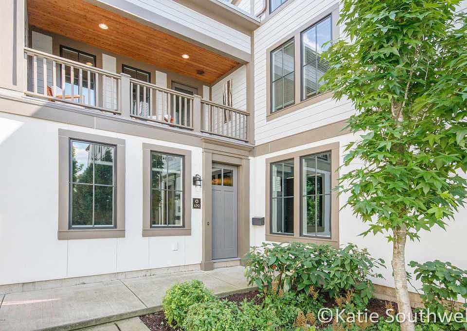 1st image of 690 Croswell Ave SE #6
