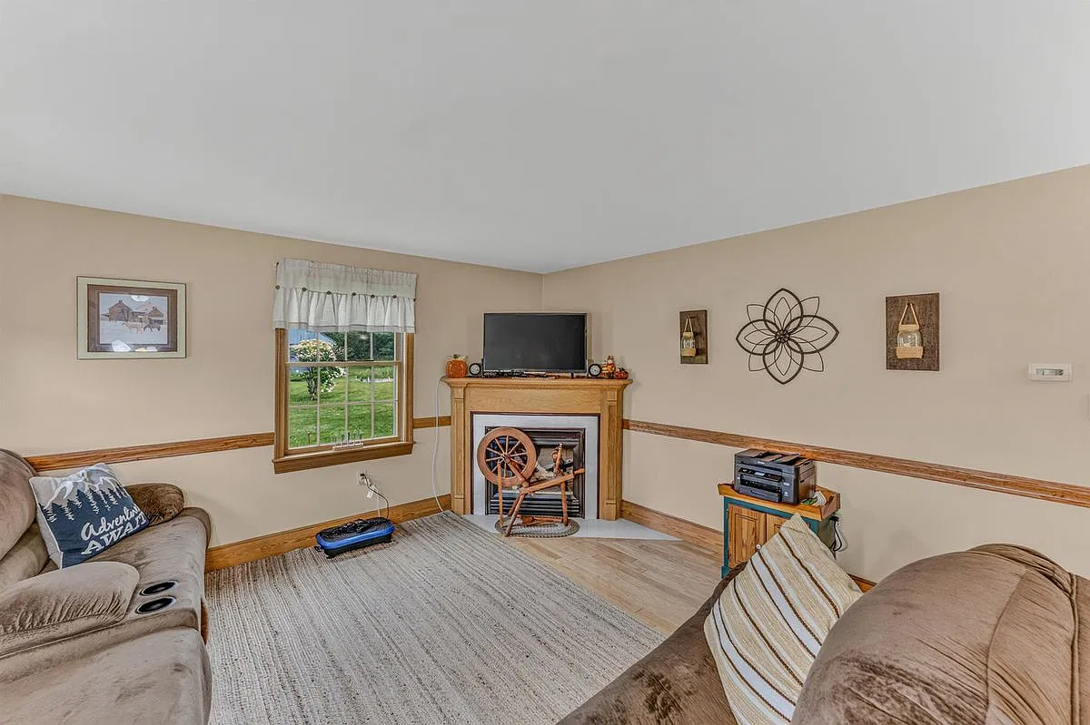 3 bed, 4.0 bath, 3902 sqft, $3,500 — Photo 4