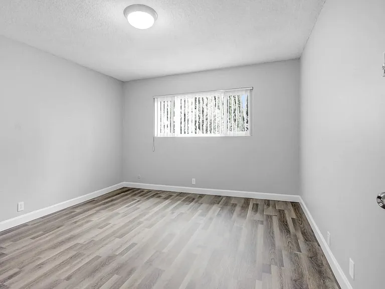 Country Club Apartments — Photo 15