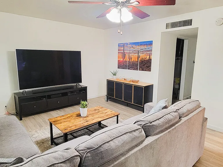 2446 E Minnezona Ave — Photo 7