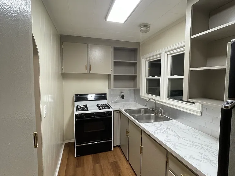 109 N Michigan St — Photo 5