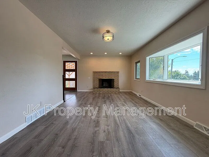 4 bed, 2.0 bath, 2112 sqft, $1,895 — Photo 2