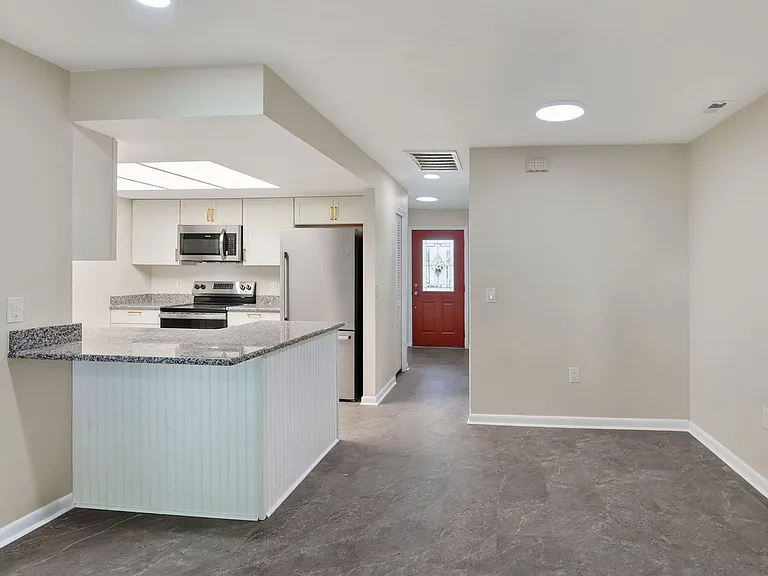 1201 Burlington Ct — Photo 4