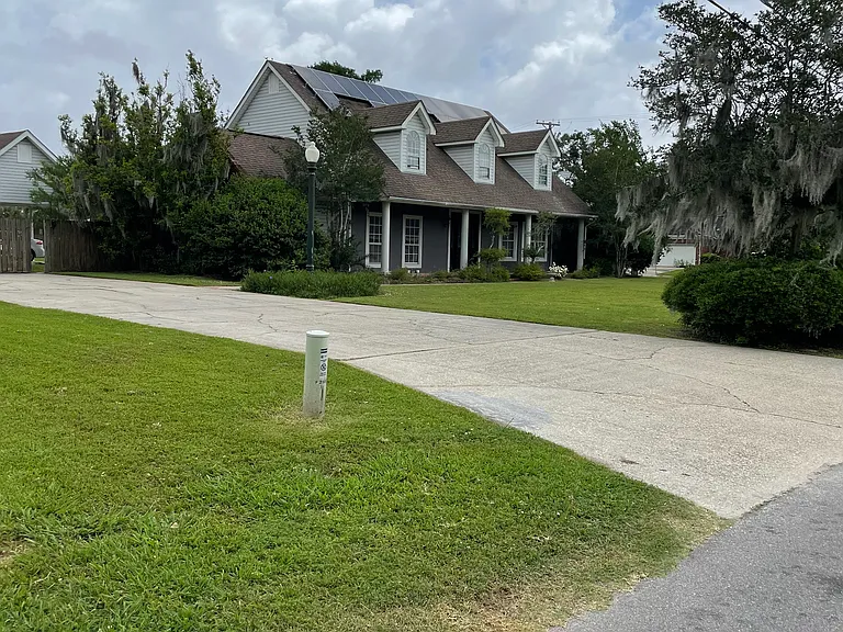2561 Crestwood Rd — Photo 1