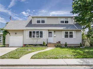 142 Garfield St, Freeport, NY 11520