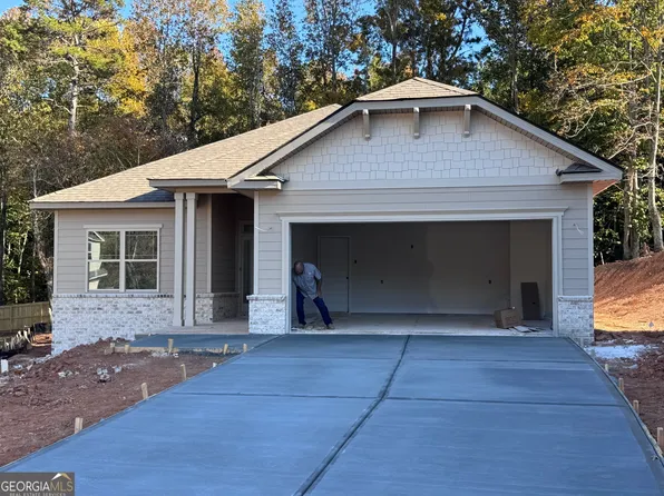 318 Magnolia Villas Dr, Cornelia, GA 30531