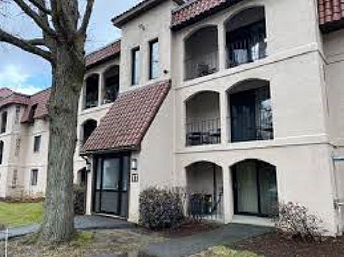 2nd image of 685 Oak St #9