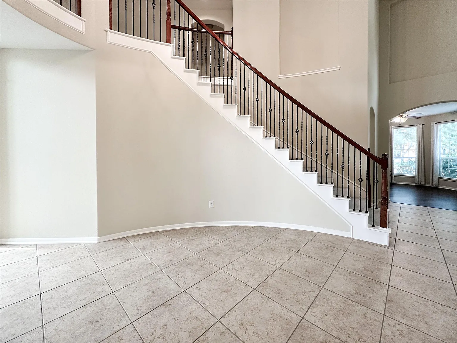 4 bed, 3.5 bath, 3736 sqft, $3,500 — Photo 4
