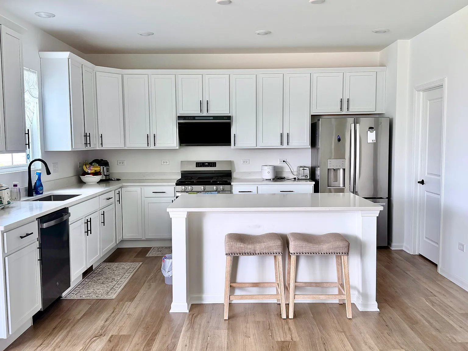 3 bed, 2.5 bath, 2564 sqft, $4,399 — Photo 1