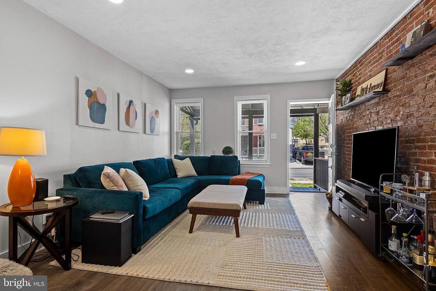 3 bed, 1064 sqft, $3,395 — Photo 4