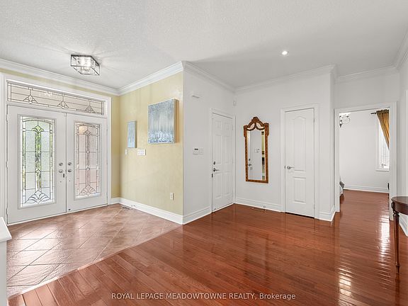 3rd image of 17 McNutt St