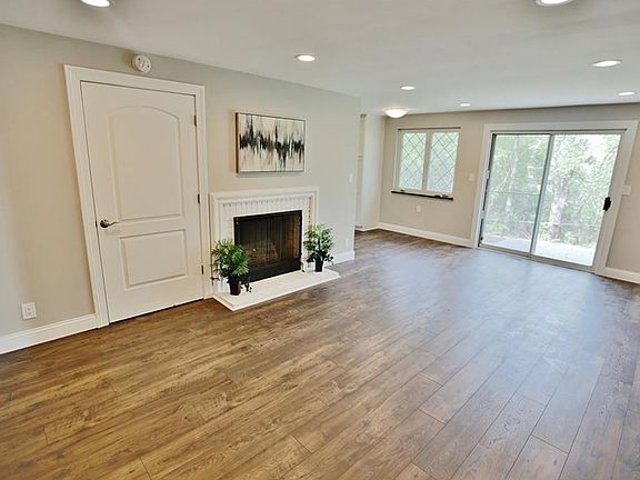5th image of 21 Gershwin Dr