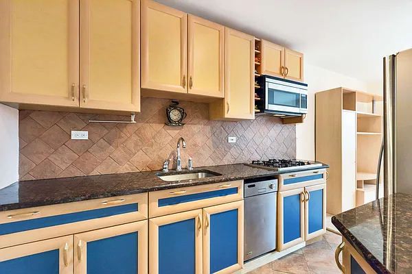 Sold by Thomas Lipovetsky, LREB | media 20