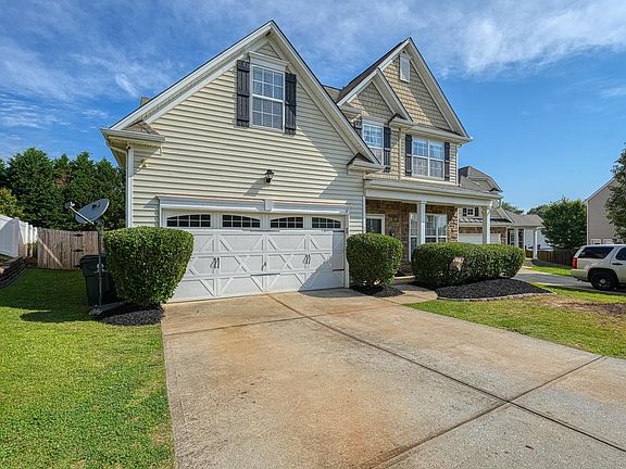 3rd image of 3 Nut Leaf Ln