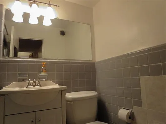 Rented by Akam Sales and Brokerage | media 2