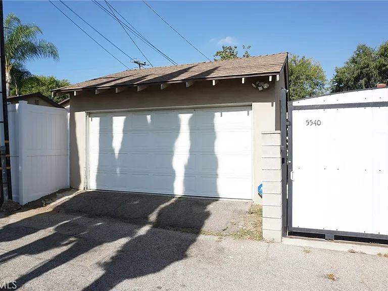 5540 Balboa Blvd — Photo 66