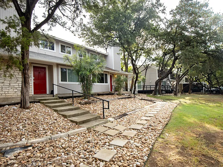Redbud Bungalows — Photo 15