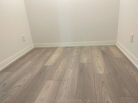 400 King St W
