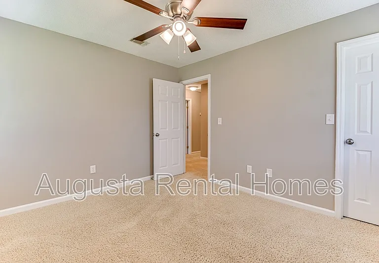 208 Stonington Dr — Photo 37