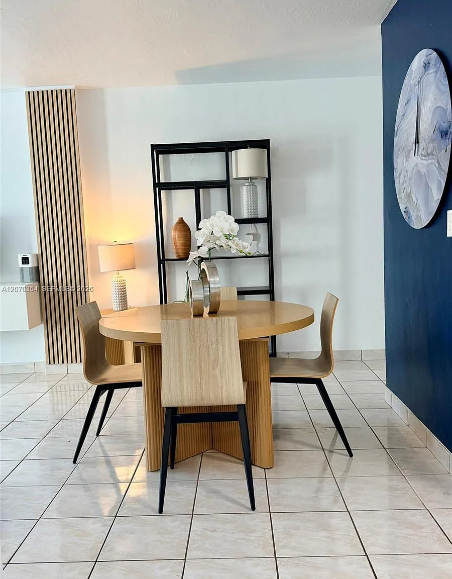 Lincoln Towers Condo — Photo 3