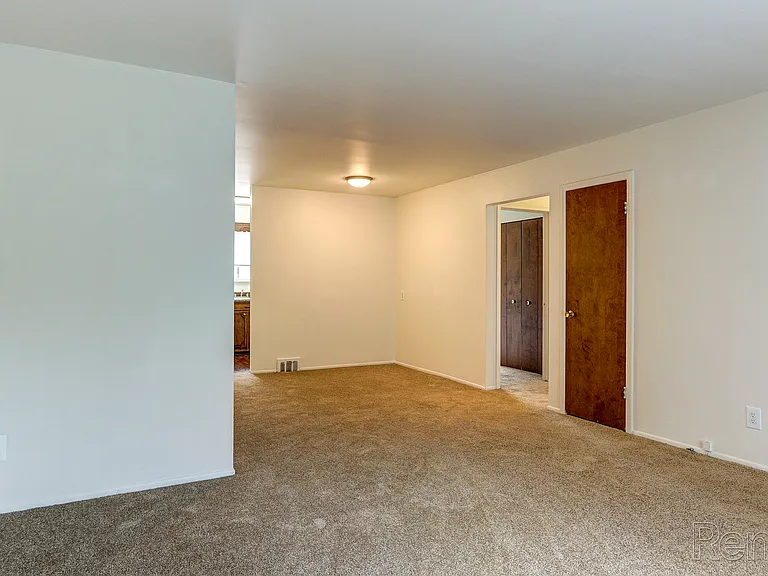 Georgetown Manor — Photo 10