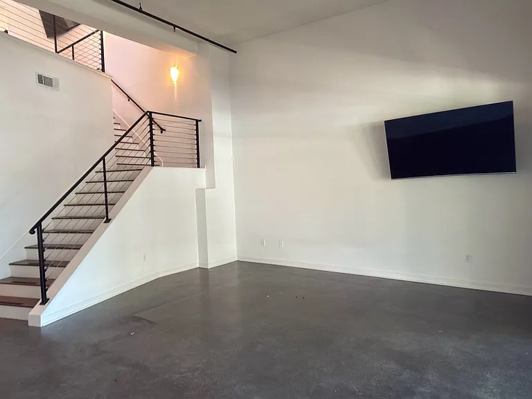 594 Manzana Pl — Photo 2