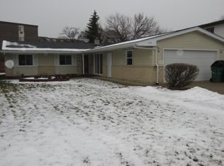 430 Manor Hill Ln, Lombard, IL 60148