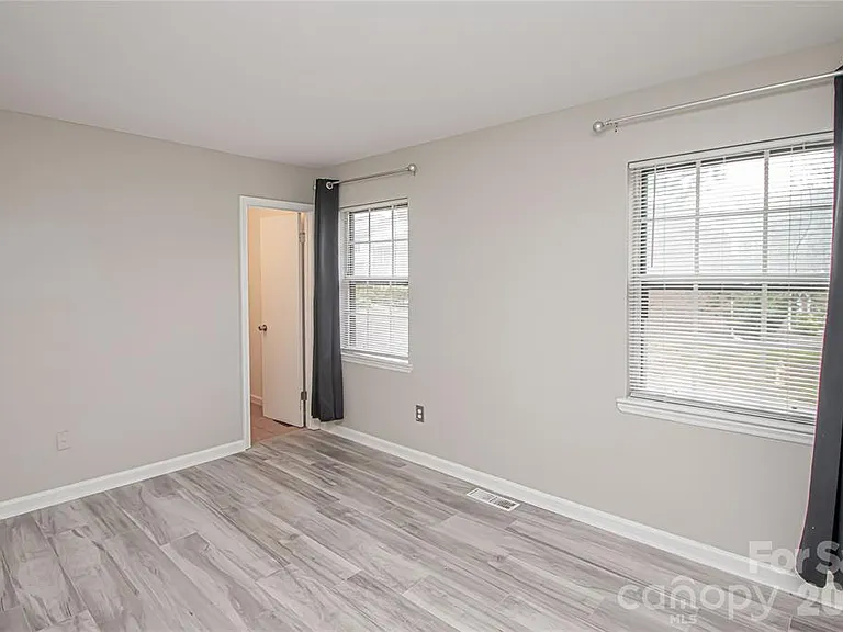 8839 Hunter Ridge Dr — Photo 16