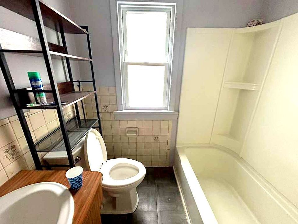 1st image of 142 Ivanhoe Rd #1