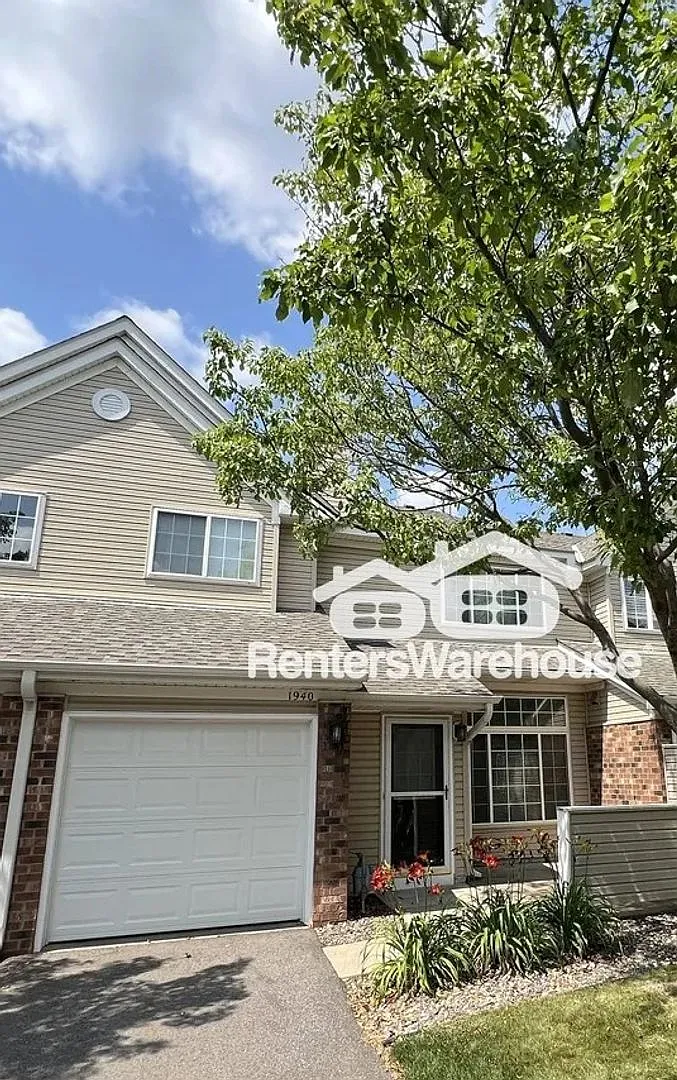 Available October 14th 2 Bedroom 1.5 Bath Townhouse in Eagan — Photo 1