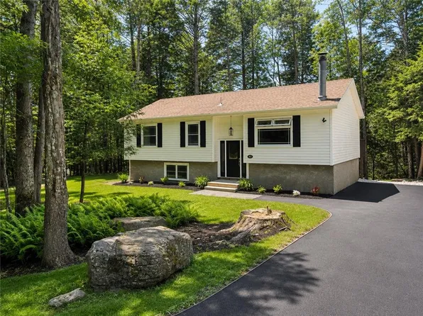 103 Deep Hollow Dr, Greentown, PA 18426