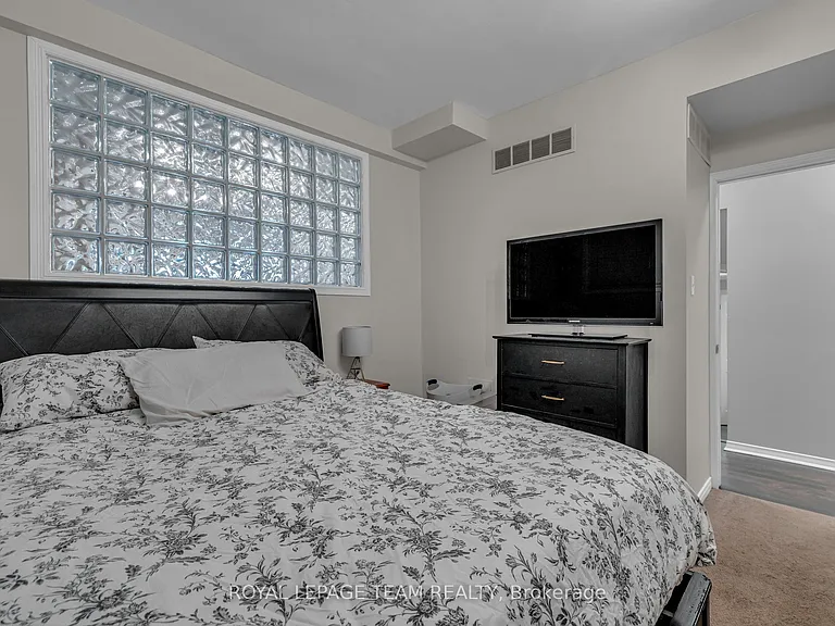 513 King Edward Ave #1 — Photo 16