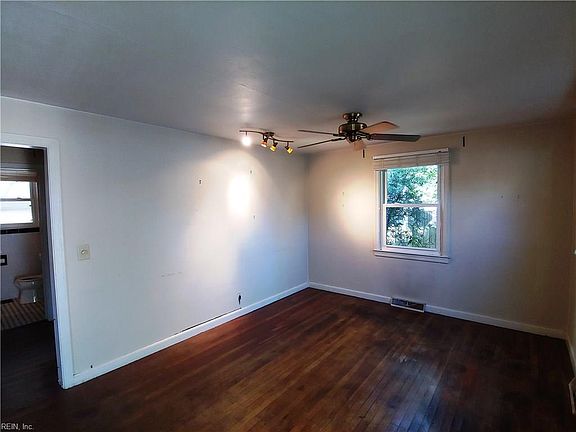 3rd image of 633 Green View Ln